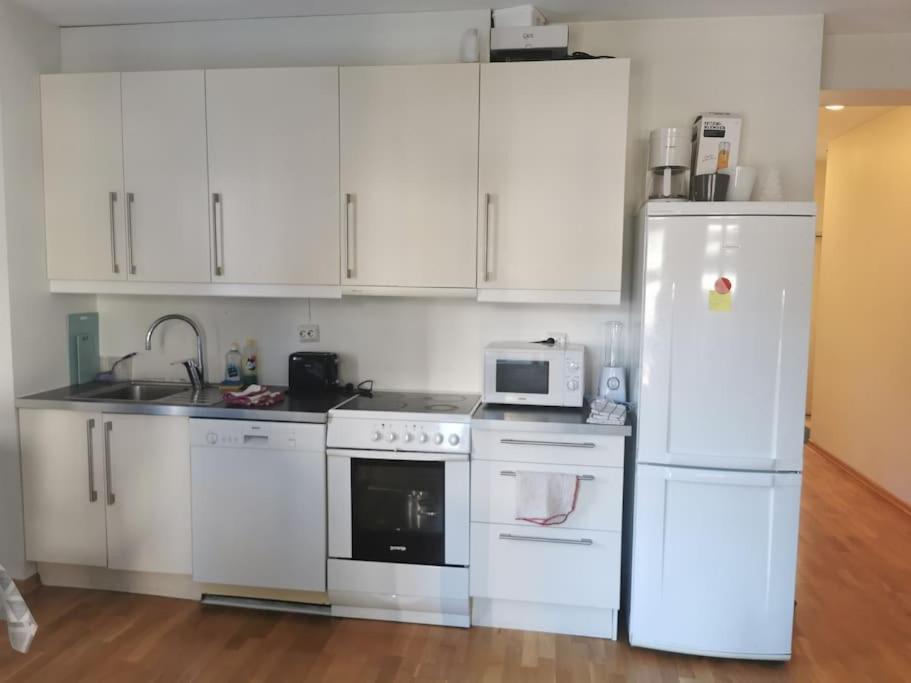 Nice 1-Bedroom Apartment In Heart Of The City 스타방에르 외부 사진